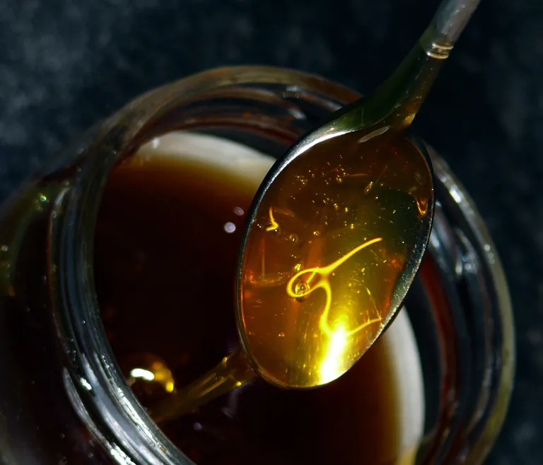 Honig lässt sich in der warmen und kalten Küche sowie als Alternative zu Zucker und zum Backen verwenden.