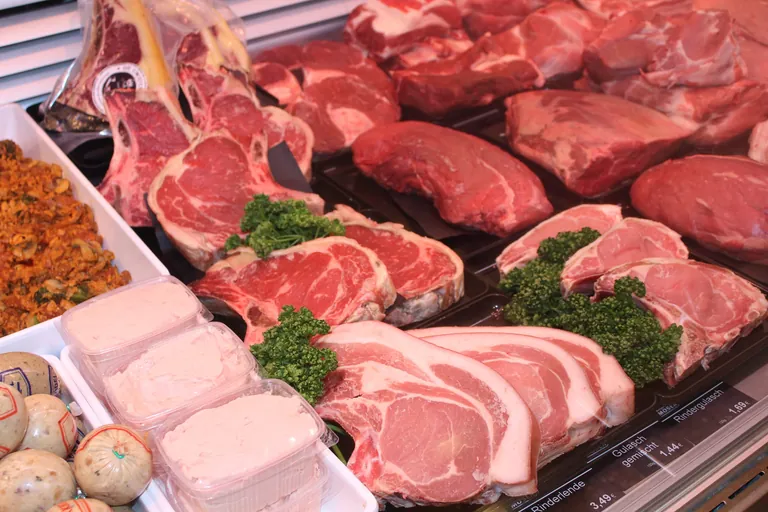 Fleisch und Fleischwaren waren im November 2025 mit +4,2 % überdurchschnittlich teurer als im Vorjahresmonat.