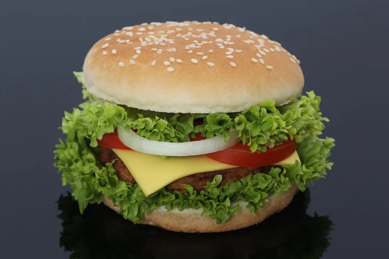 Jede dritte Person in der DACH-Region will laut Branchenreport des Forschungsinstitutes YouGov ihren Fleischkonsum reduzieren.