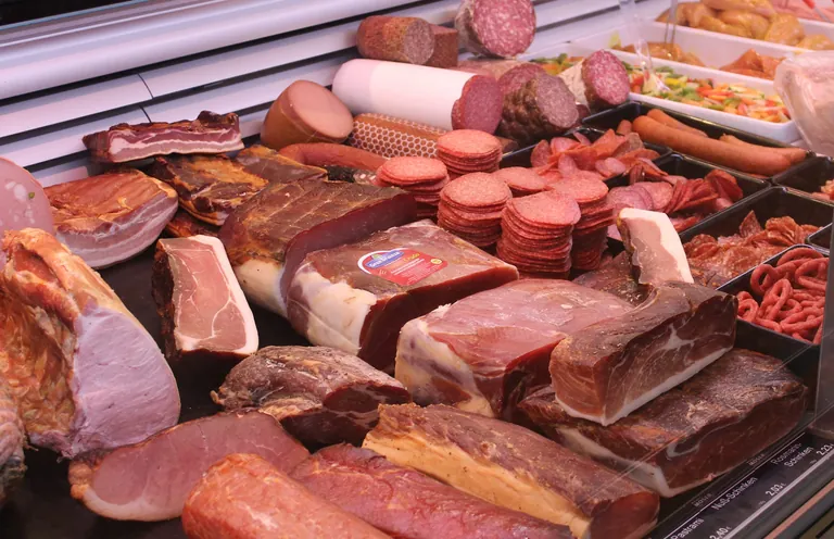 Für Fleisch und Fleischwaren stiegen die Verbraucherpreise mit +4,9 % gegenüber dem Vorjahresmonat deutlich (darunter Rind- und Kalbfleisch: +14,9 %, Geflügelfleisch: +8,3 %).