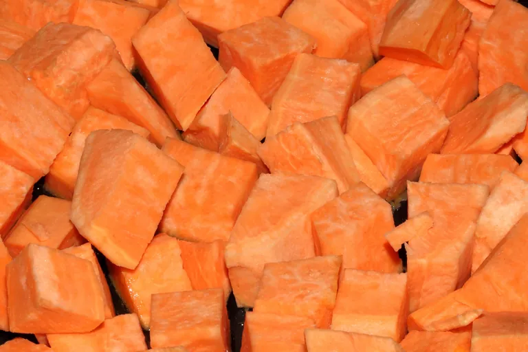 Die S&uuml;&szlig;kartoffel liefert wertvolle Inhaltsstoffe wie Ballaststoffe, Kohlenhydrate und sekund&auml;re Pflanzenstoffe wie Carotinoide und Anthocyane. 