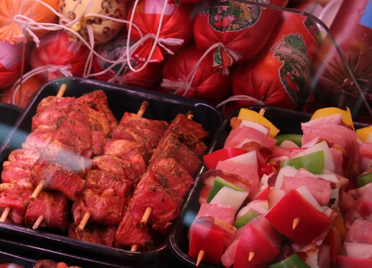 F&uuml;r Fleisch und Fleischwaren mussten Verbraucher sp&uuml;rbar mehr bezahlen (+4,5 %, darunter Rindfleisch: +14,5 %; Gefl&uuml;gelfleisch: +8,2 %) als ein Jahr zuvor.