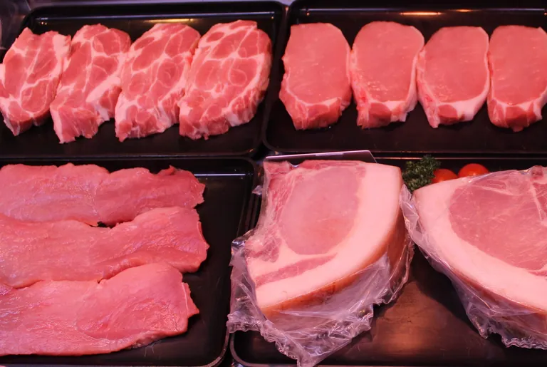Mit durchschnittlich 28,3 kg pro Person machte Schweinefleisch knapp 52 Prozent des gesamten Fleischverzehrs pro Person aus.