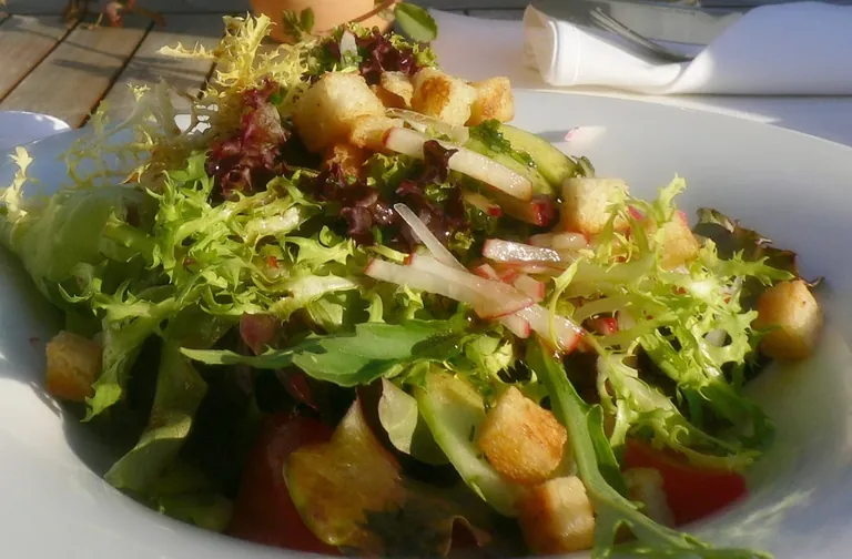 Süße Früchte geben Salat eine sommerliche Note und harmonieren hervorragend mit herzhaften Zutaten.