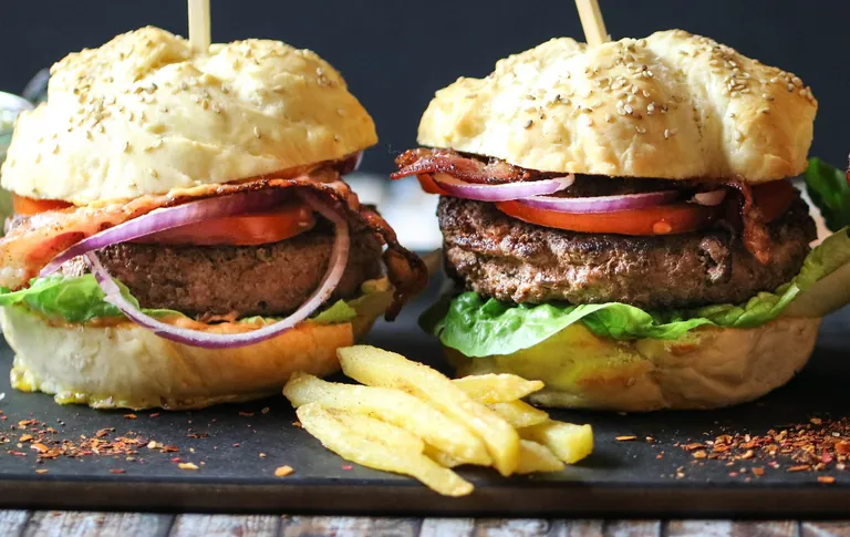 Burger Patties vom Rind schmecken den Verbrauchern nicht nur zur Grillsaison und kommen vor allem bei jungen Käufern gut an.