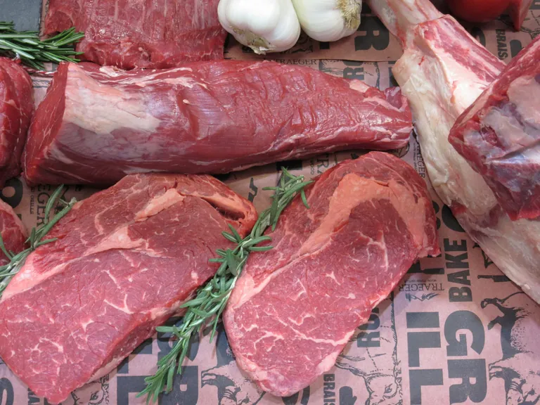 Fleischbeilage: Fleischliebhaber ergänzen vegetarische Pastagerichte mit gegrilltem oder gebratenem Fleisch.