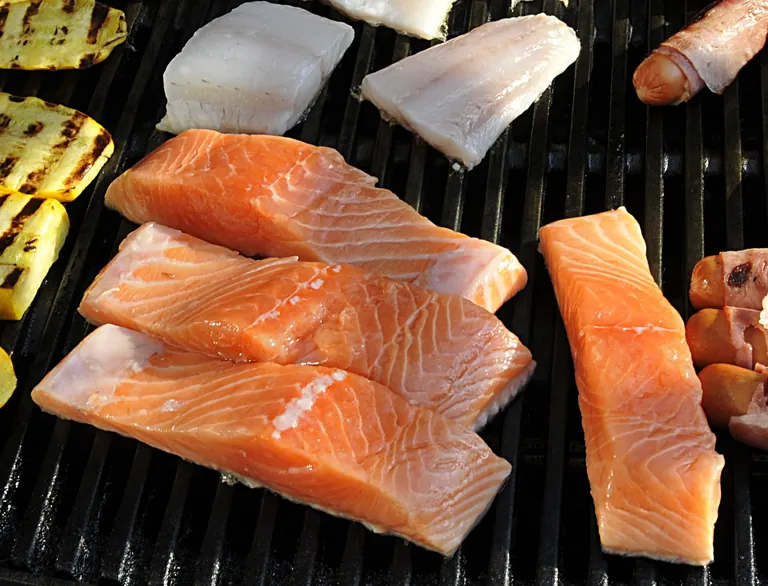 F&uuml;r den Grill eignet sich vor allem Fisch mit festem, eher fettreichem Fleisch wie Lachs und Makrele oder auch mittelfette wie Forelle oder Dorade.