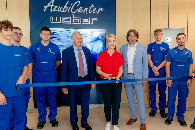 Gemeinsam mit Auszubildenden eröffneten Firmengründer Günther Weber (4.v.l.), Ministerpräsidentin des Landes Mecklenburg-Vorpommern Manuela Schwesig und CEO Tobias Weber (3.v.r.) das neue Ausbildungszentrum.